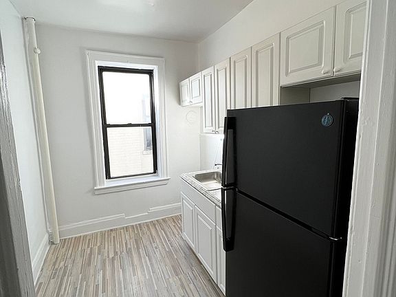 4th image of 31-56 34th St #D4