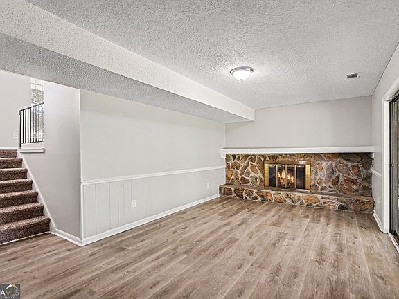 3rd image of 40 Chimney Ridge Trl