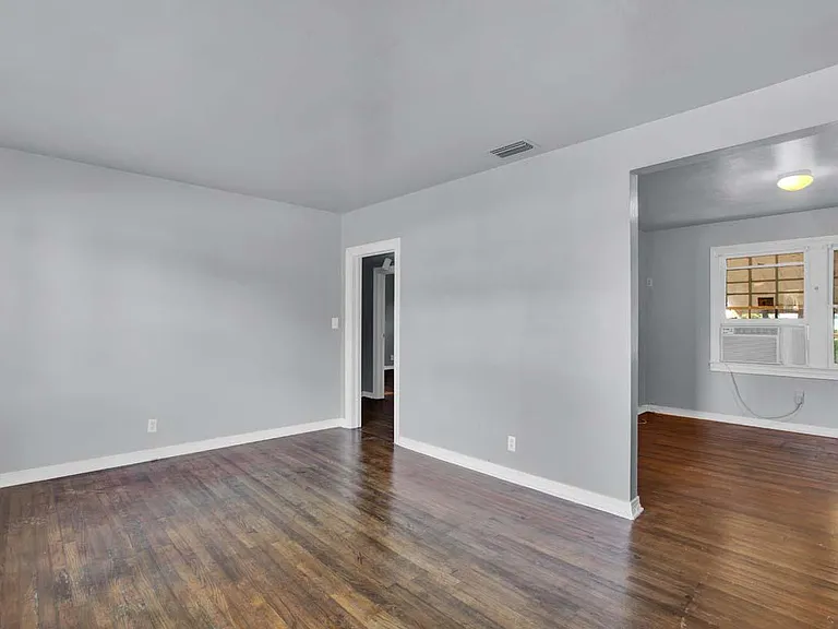 1281 Lakeview Dr — Photo 3