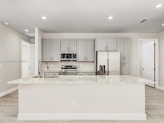 3rd image of 131 N Bethlehem Pl