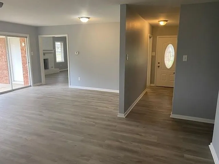 1102 Avenue C — Photo 4