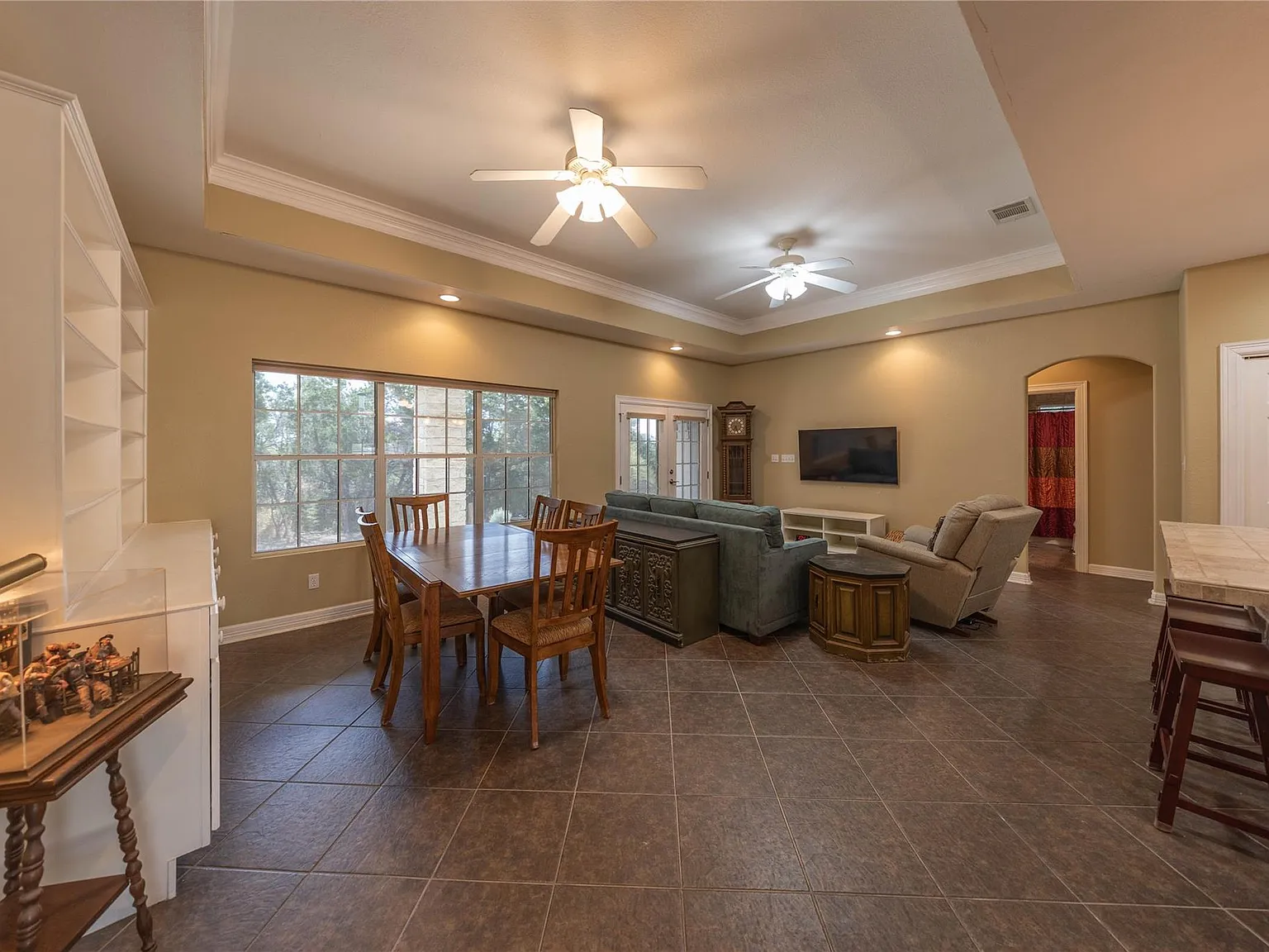 3 bed, 2.0 bath, 1683 sqft, $2,300 — Photo 4