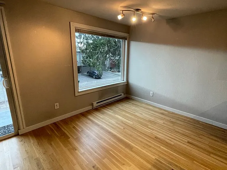 744 Belmont Pl E — Photo 10