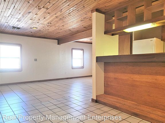 3rd image of 901 E Brooks St #10684192
