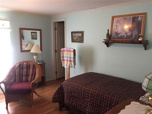 3rd image of 9 Hillcrest Cir