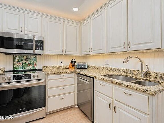 3rd image of 926 N Wild Olive Ave