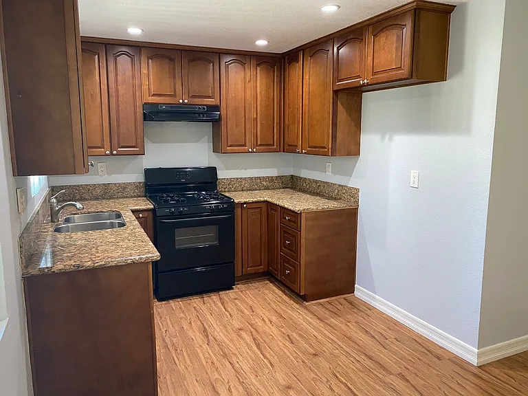 9721 Graham Street — Photo 8