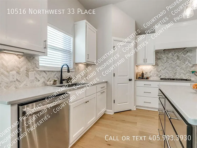 10516 NW 33rd Pl — Photo 35