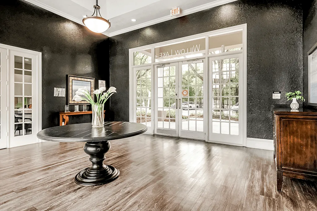 Willow Lake Apartments — Photo 4