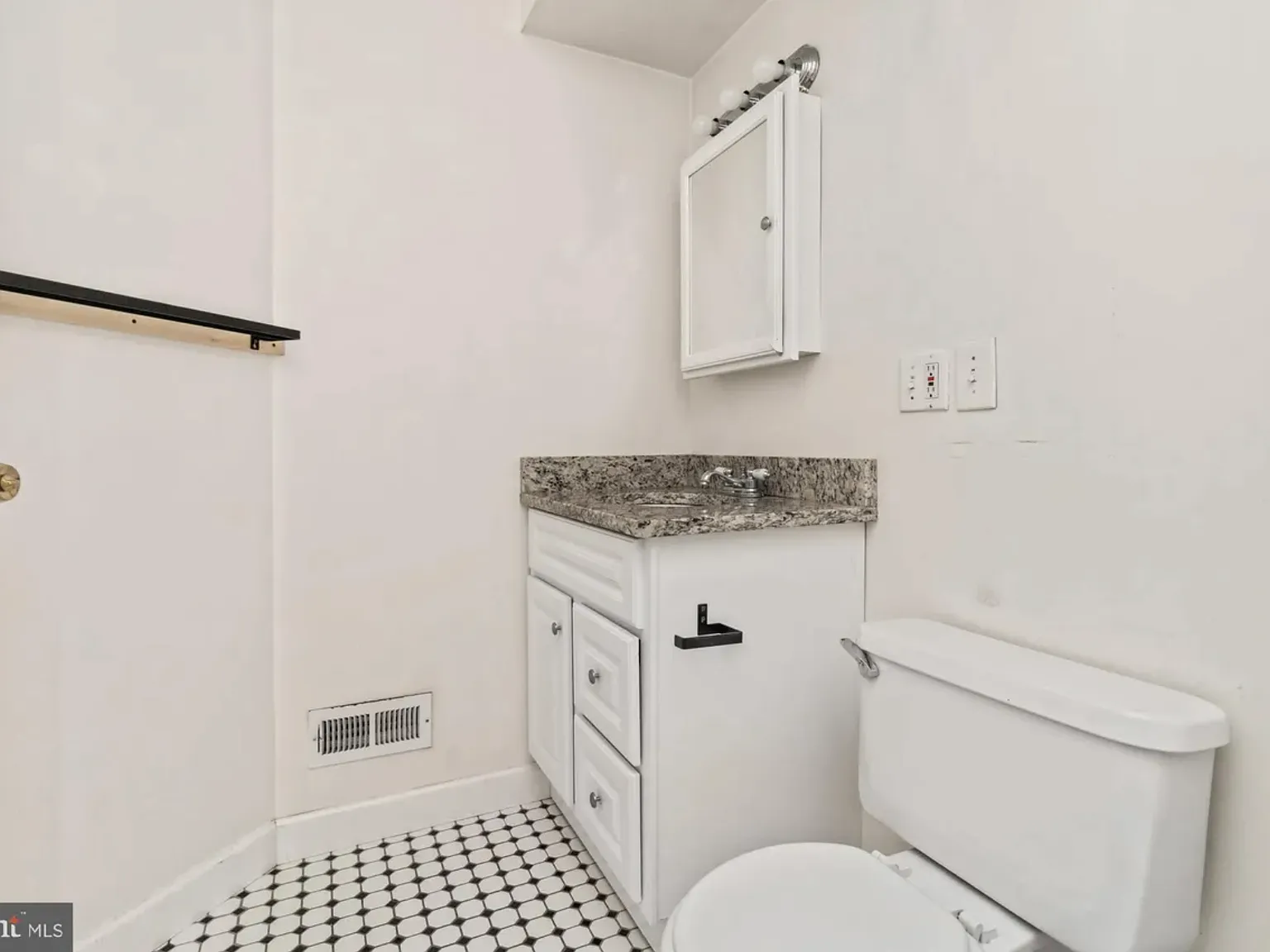 1122 William St - A — Photo 3