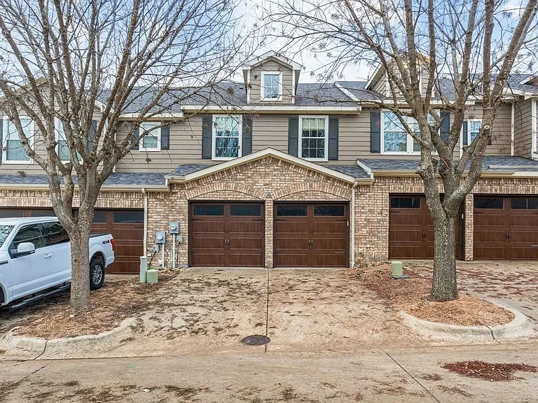 2205 Stoneleigh Pl — Photo 34