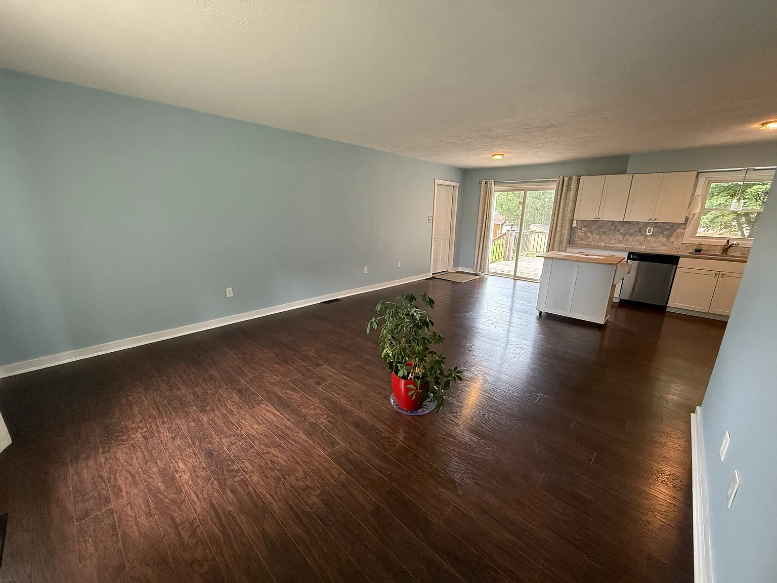 3 bed, 1040 sqft, $3,000 — Photo 4
