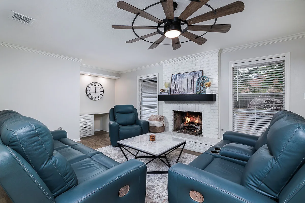 Building Photo - 25607 Oakhurst Dr