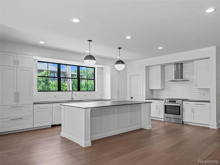 887 Redding Rd — Photo 3