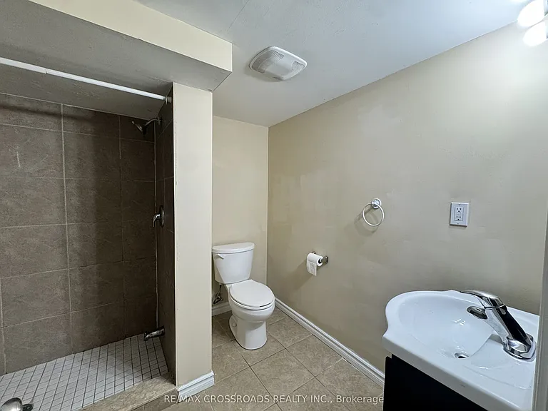 21 Davis Rd #LOWER — Photo 5