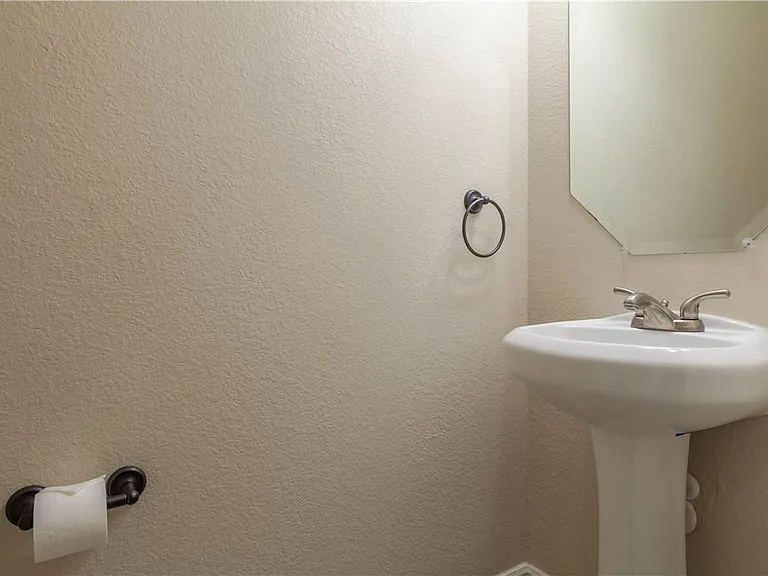 1805 Desoto Dr — Photo 8