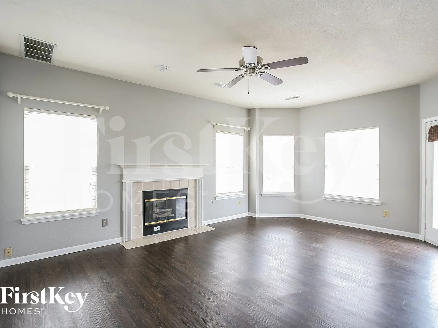 4 bed, 2.5 bath, 2348 sqft, $2,355 — Photo 3