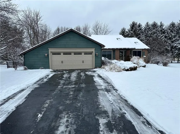 16 Highview Cir, Brockport, NY 14420