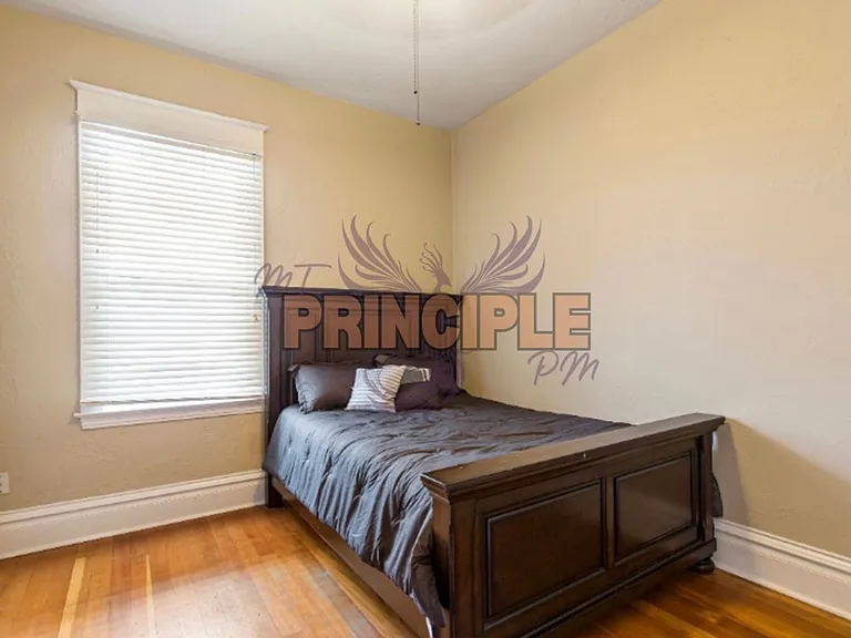 820-822 W Silver St — Photo 15