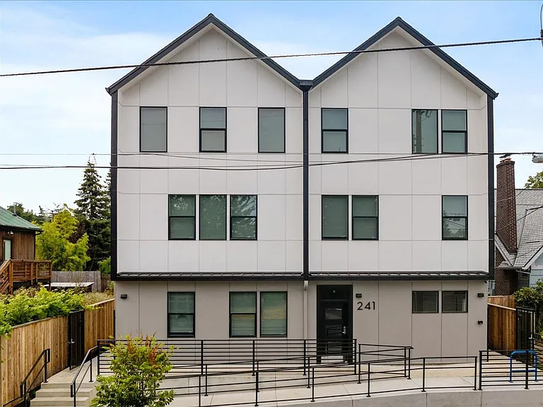 241 SE 80th Ave #103 — Photo 21