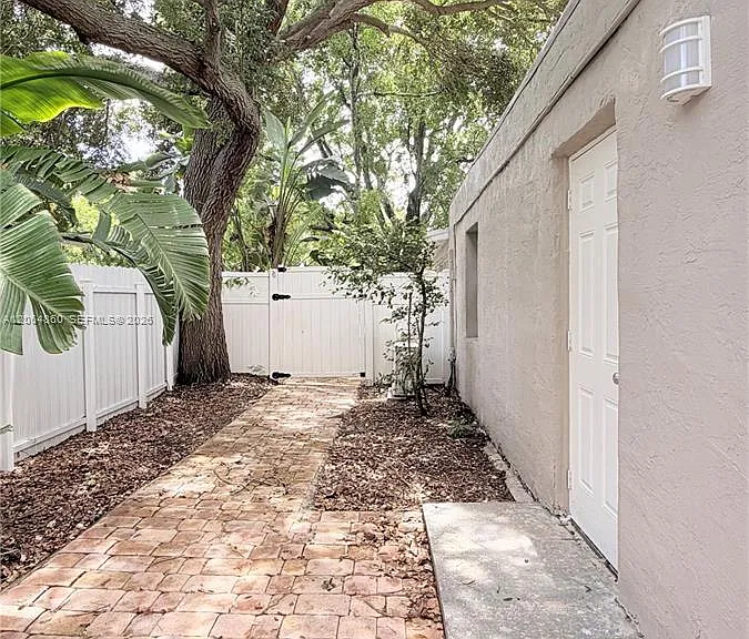 250 SW 7th St — Photo 7