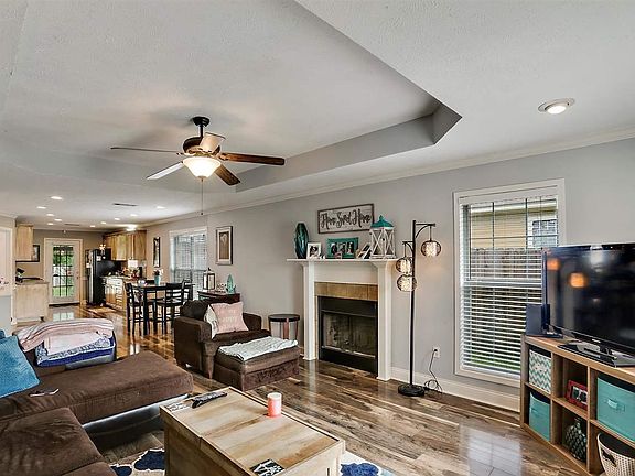 4th image of 302 Green Meadow Dr