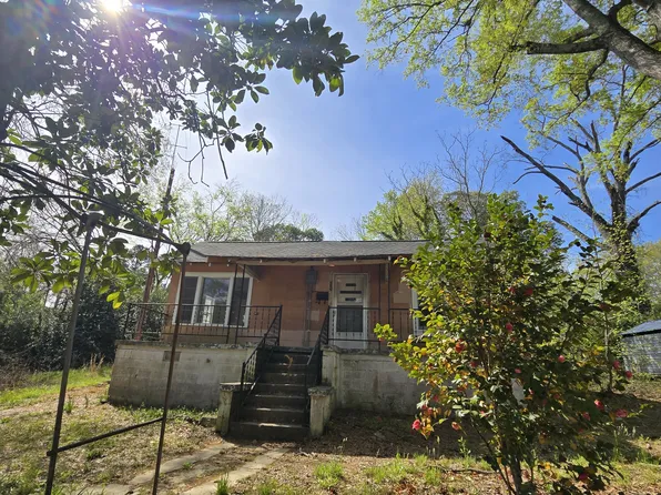 212 Hospital St N, Greenwood, SC 29646