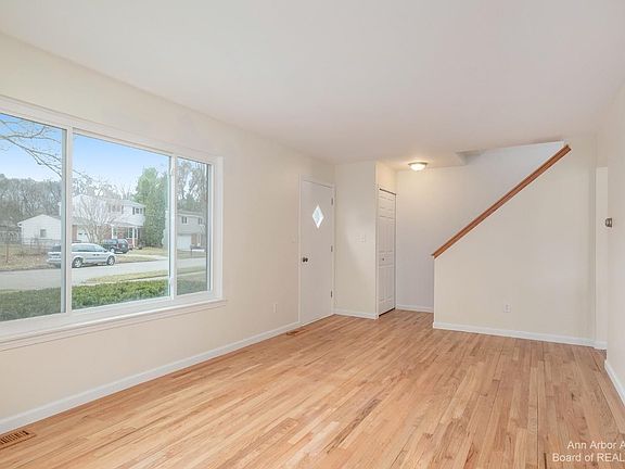 3rd image of 3390 Creek Dr