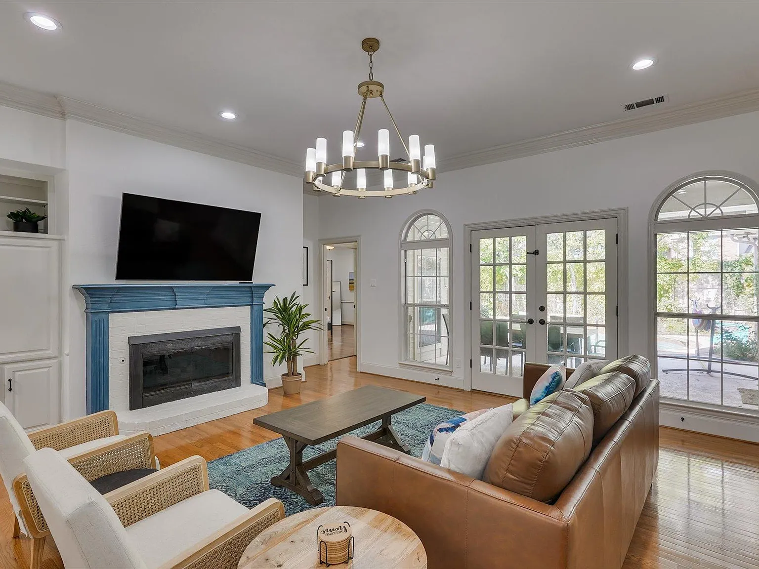 5 bed, 4.5 bath, 3883 sqft, $9,750 — Photo 2