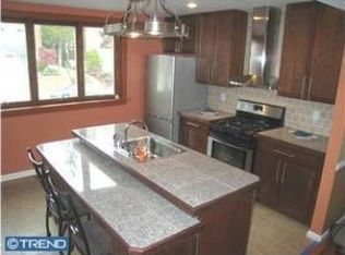 7422 Hill Rd, Philadelphia, PA 19128