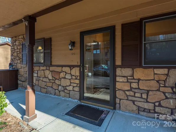 104 View De Lake Dr, Etowah, NC 28729