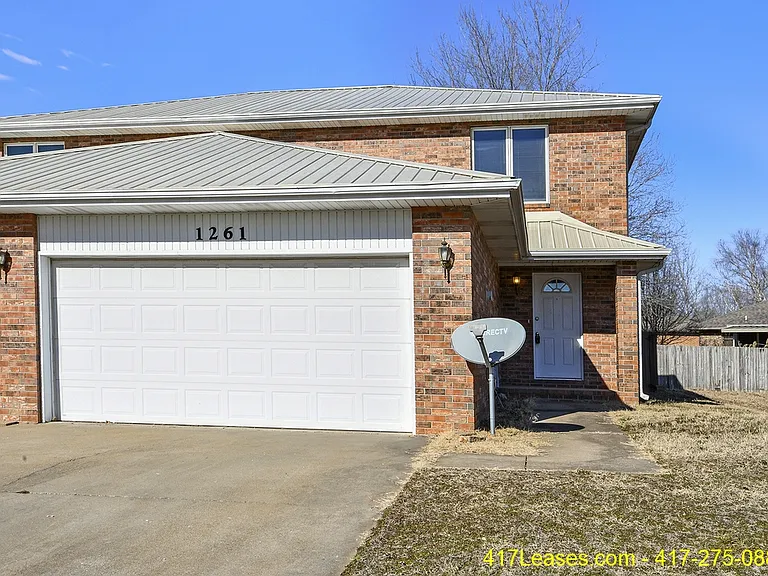 1261 E Lakewood St — Photo 2
