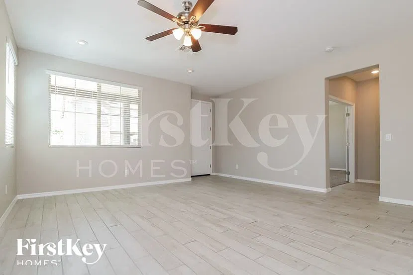 3 bed, 2.0 bath, 1846 sqft, $2,320 — Photo 3