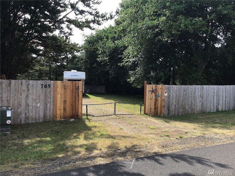 1st image of 765 Island Cir SE