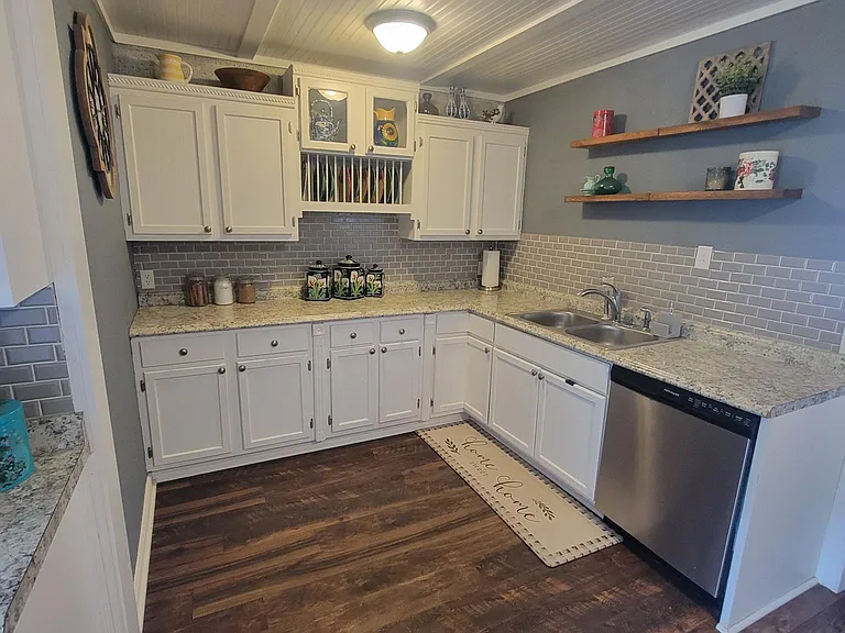 Beautiful farm house kitchen- All flooring has been replaced to a nuetral tile
