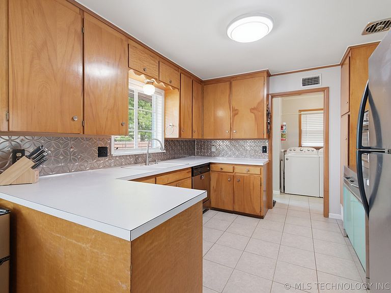 Listing photo 5