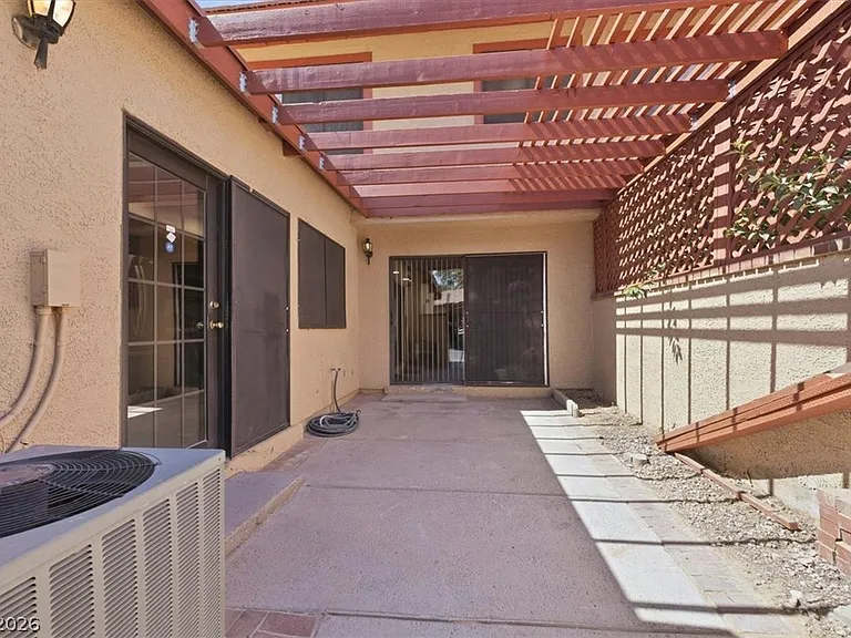 2410 Pickwick Dr — Photo 21