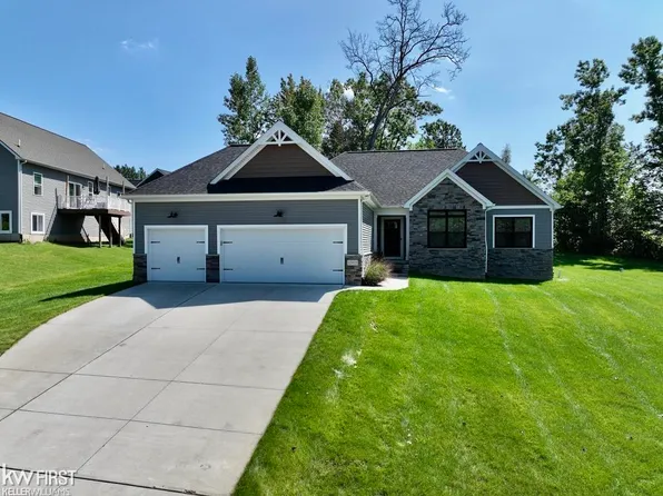 12425 Wolfberry Ct #56, Fenton, MI 48430