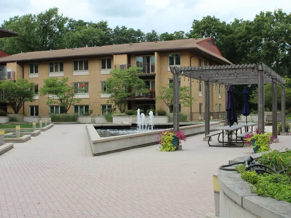2400 W Talcott Rd APT 223, Park Ridge, IL 60068