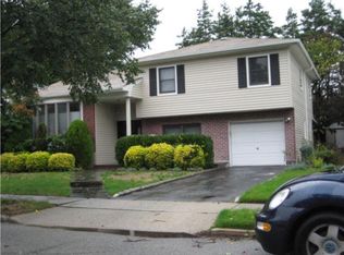 5 Wilben Ct, New Hyde Park, NY 11040