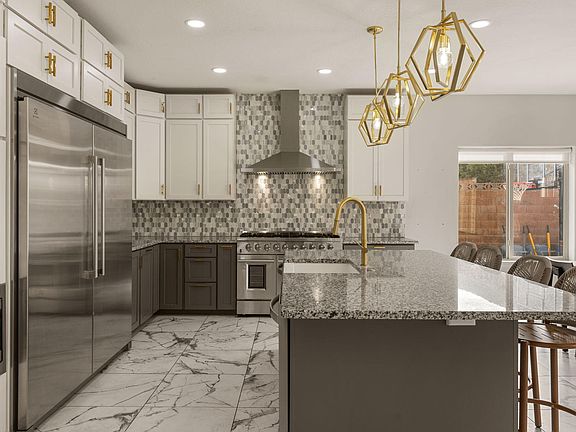 3rd image of 892 E Nichols Canyon Rd