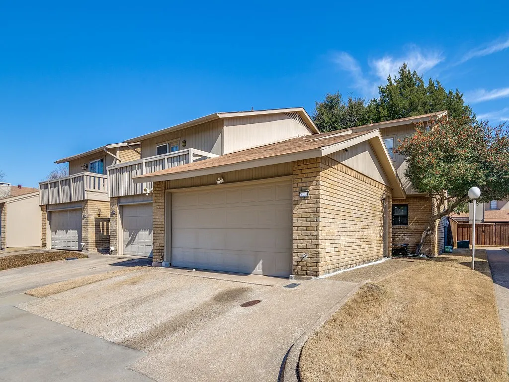 3114 Eastpark Dr photo 1