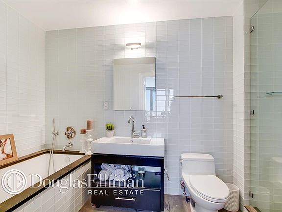 4th image of 550 W 54th St APT 25E