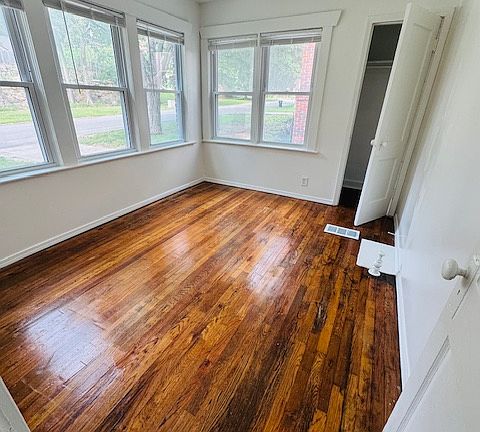 5th image of 4001 Kenwood Ave APT 1N