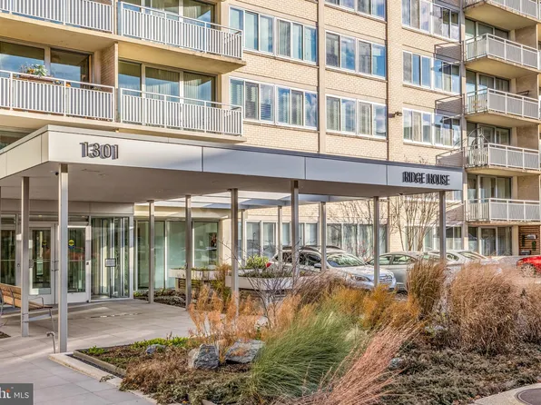 1301 S Arlington Ridge Rd APT 802, Arlington, VA 22202