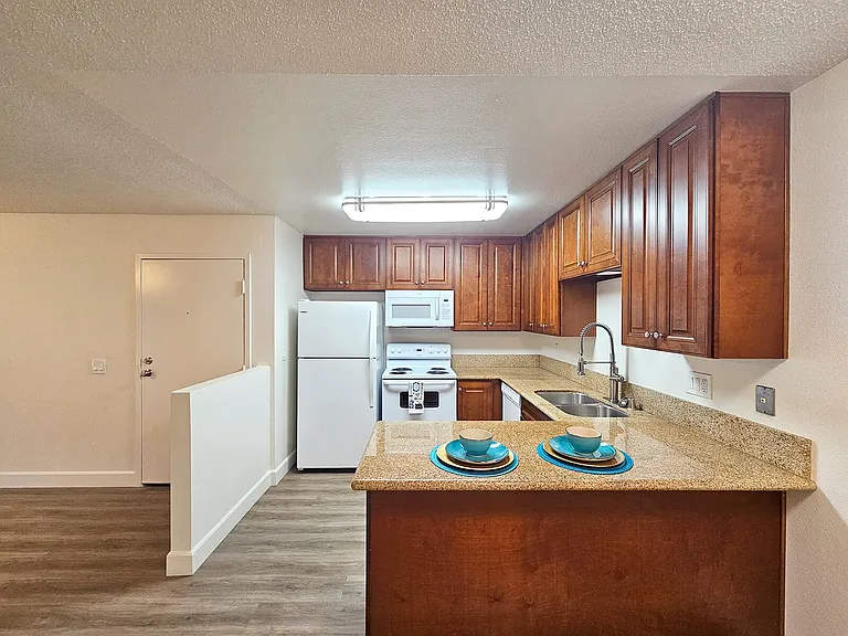 WELCOME TO THE VINE APARTMENTS! — Photo 4