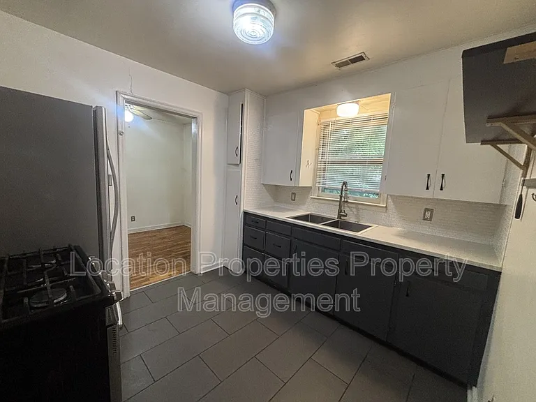 326 E 19th St — Photo 9