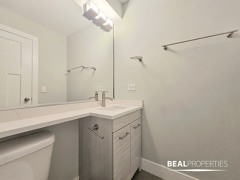 445 W Barry — Photo 4