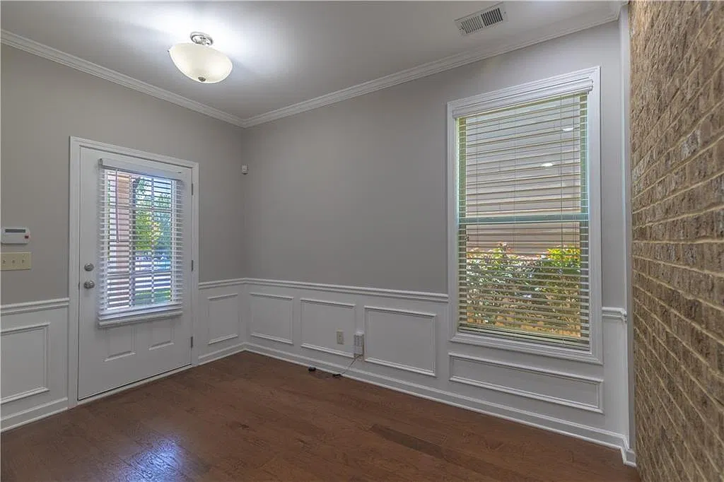 4 bed, 2.5 bath, 2828 sqft, $2,400 — Photo 4