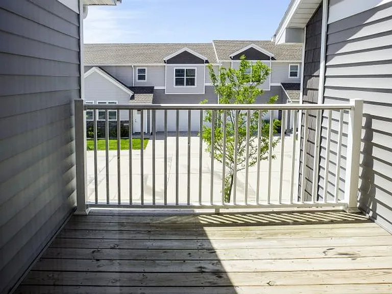 Ledgestone Townhomes — Photo 10